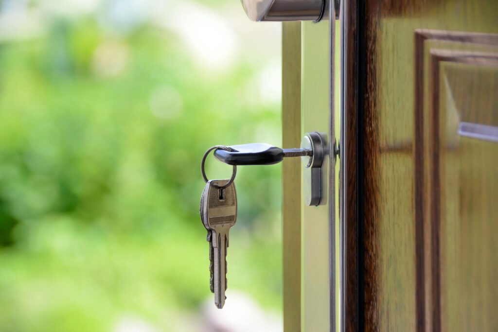 Best Portable Home Security Devices for Renters in 2025 (No Drilling, No Fuss)